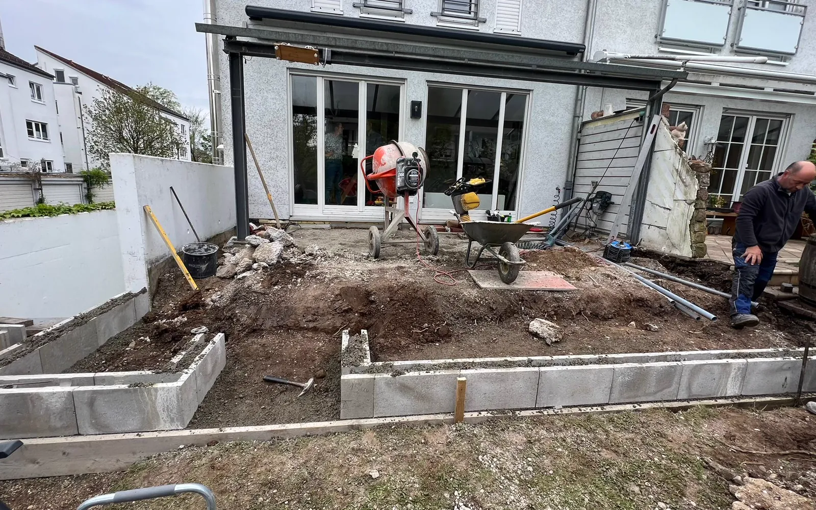 Vorher: Terrasse mit Stufen als Baustelle